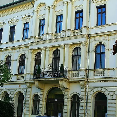 Center Apartments-tomy *