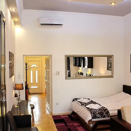 Center Apartments-tomy *
